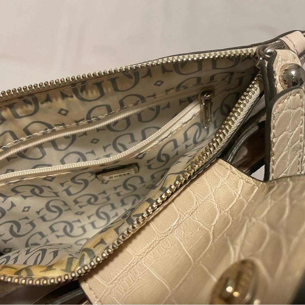 Guess wristlet crocodile embossed faux leather cream colored clutch - Picture 6 of 6
